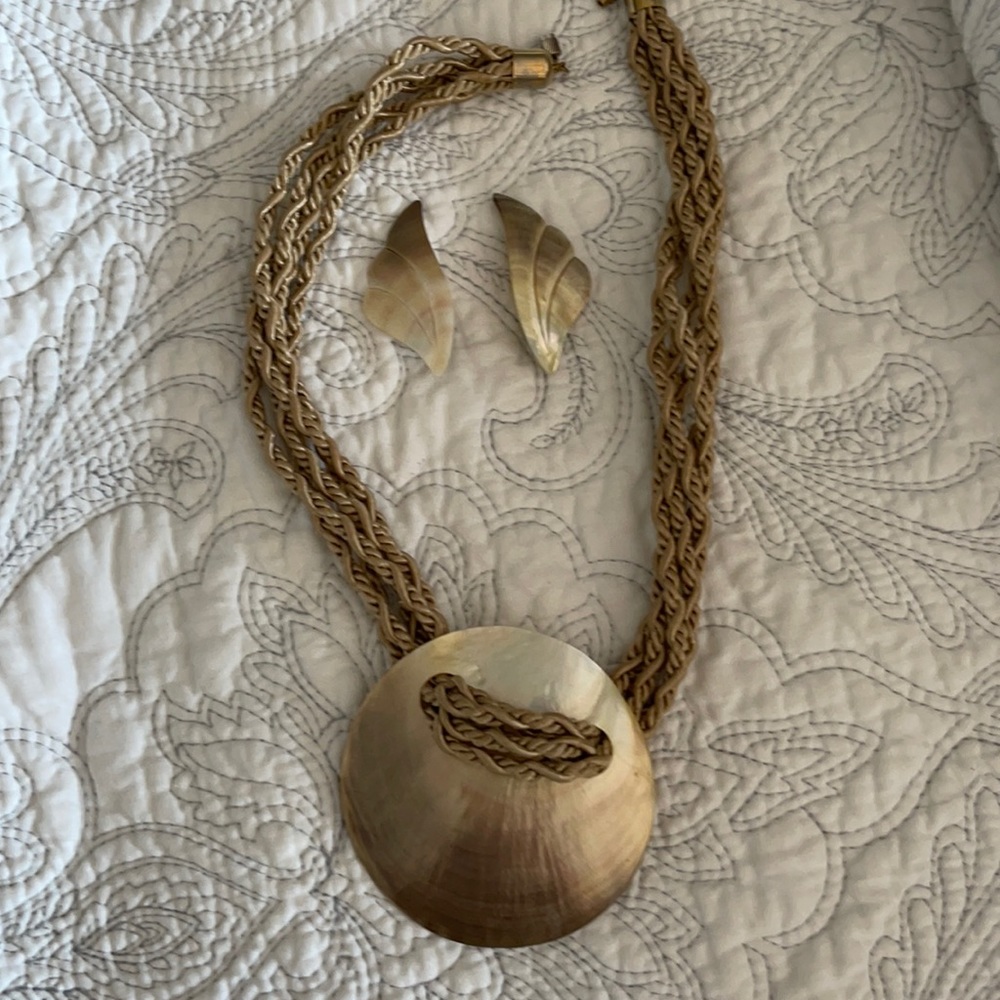 Beautiful Shell Necklace and Earrings Set